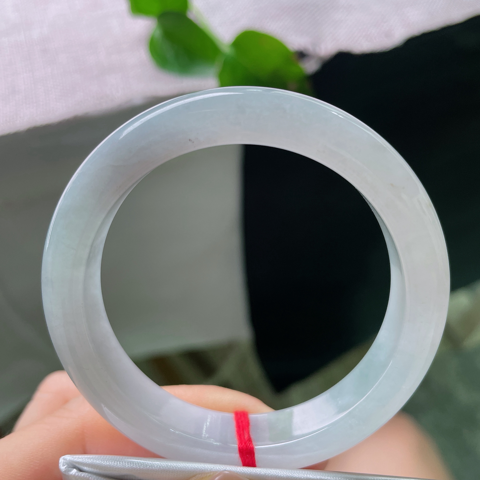 53.4/12/8.3，淡绿正圈，肉细种老，干净清爽，佩戴简约大方，有纹，56305a