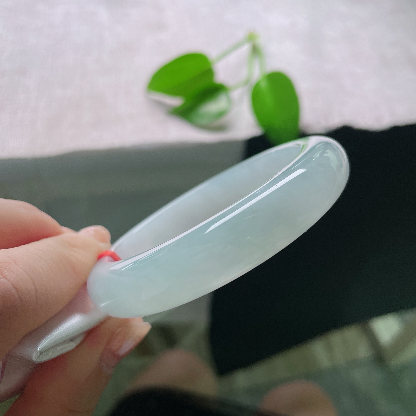 圈口54.6/12.4/8.4蓝底正圈，内纹，种水通透温润，质感冰润柔和，经典正圈版型，上手简约端庄大气。ss58833a