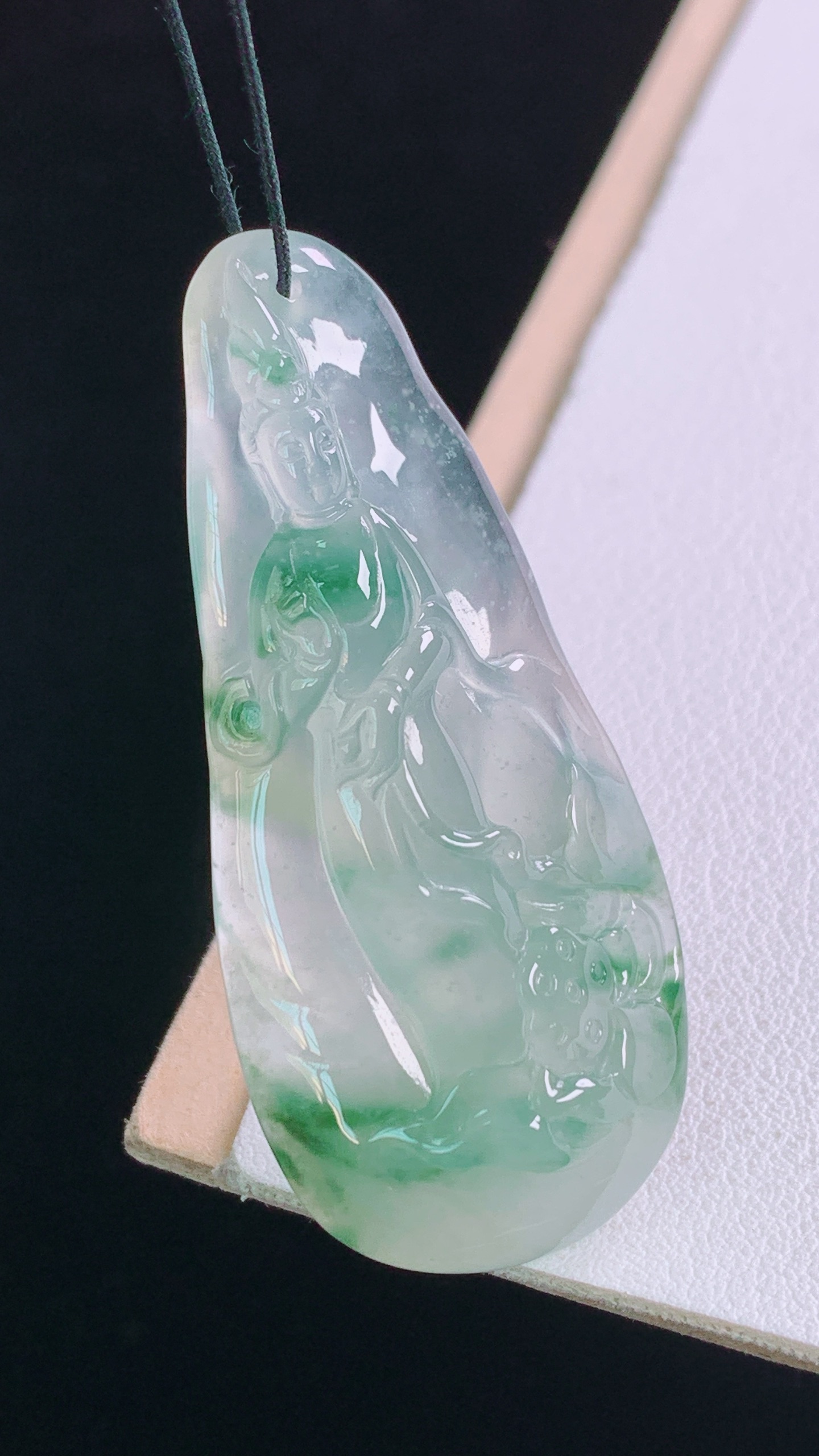 ️冰种飘花观音，花色灵动，清透起光，无裂，尺寸:49.5-21.9-7.0mm 18