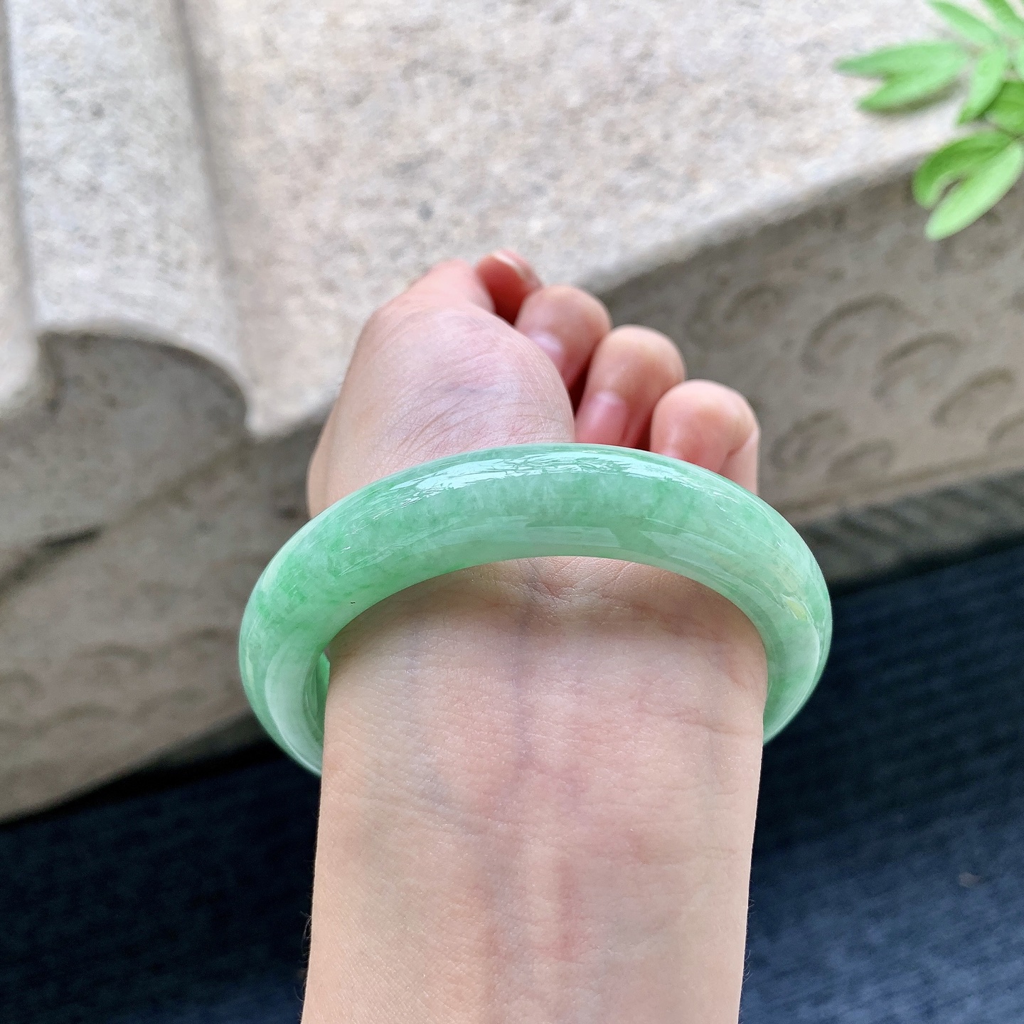 正圈55 56 圈口56.6/12.5/9.1 编码WW092232 辣绿，水润，种老，细腻，打灯有絮线