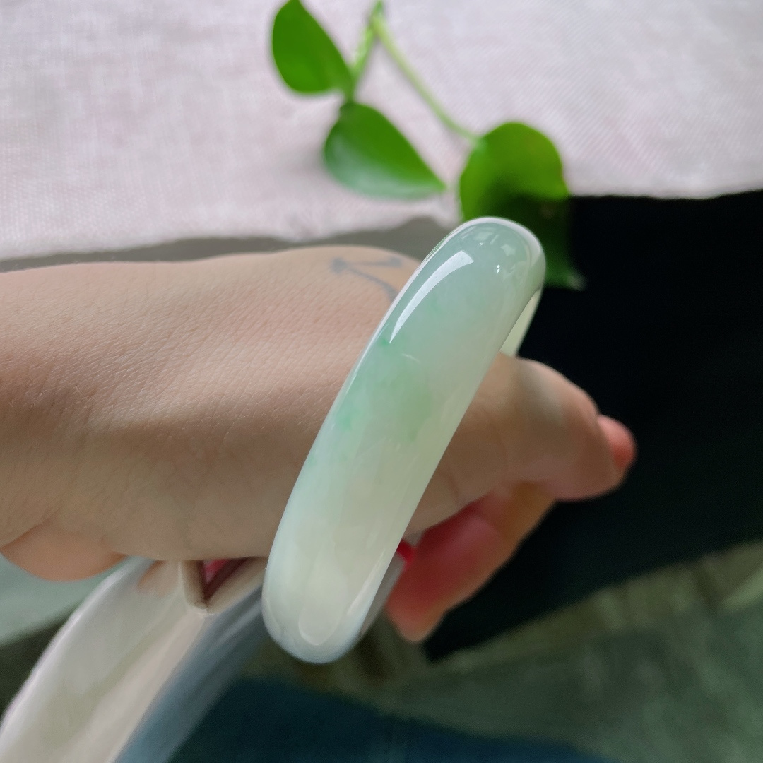 50.7/13.2/7.7，飘绿正圈，无裂，清莹玉镯，半边晕染浅翠，半边素净凝白，似春风拂过湖面，温润柔和，自带清浅诗意。ss59701a