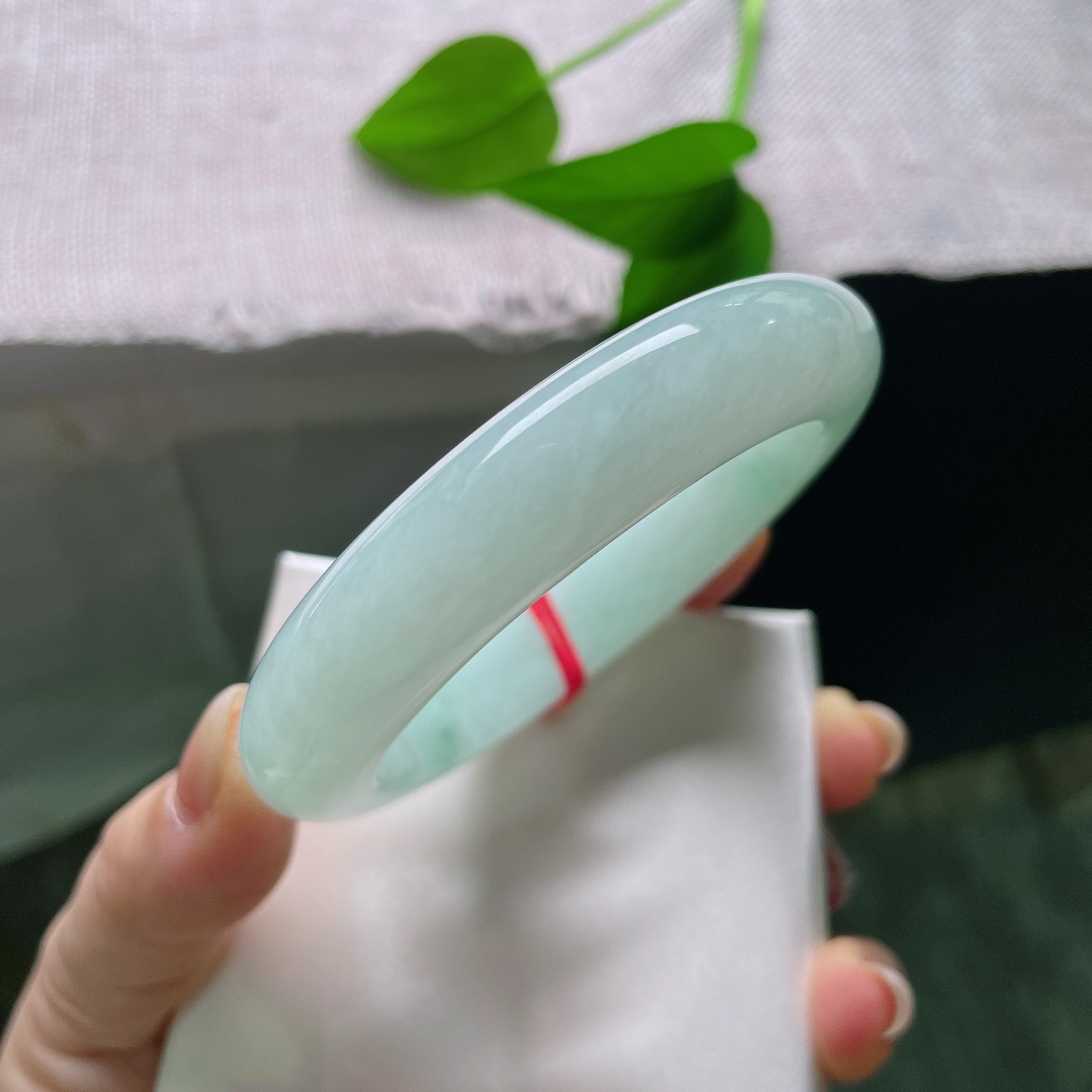 56.3/13.2/10.6，飘花正圈，晶体纹，水头清亮通透，一抹翠色悠然点缀镯身，玉质莹润，仿佛把山间清泉凝于腕间，清爽脱俗。ss59709a