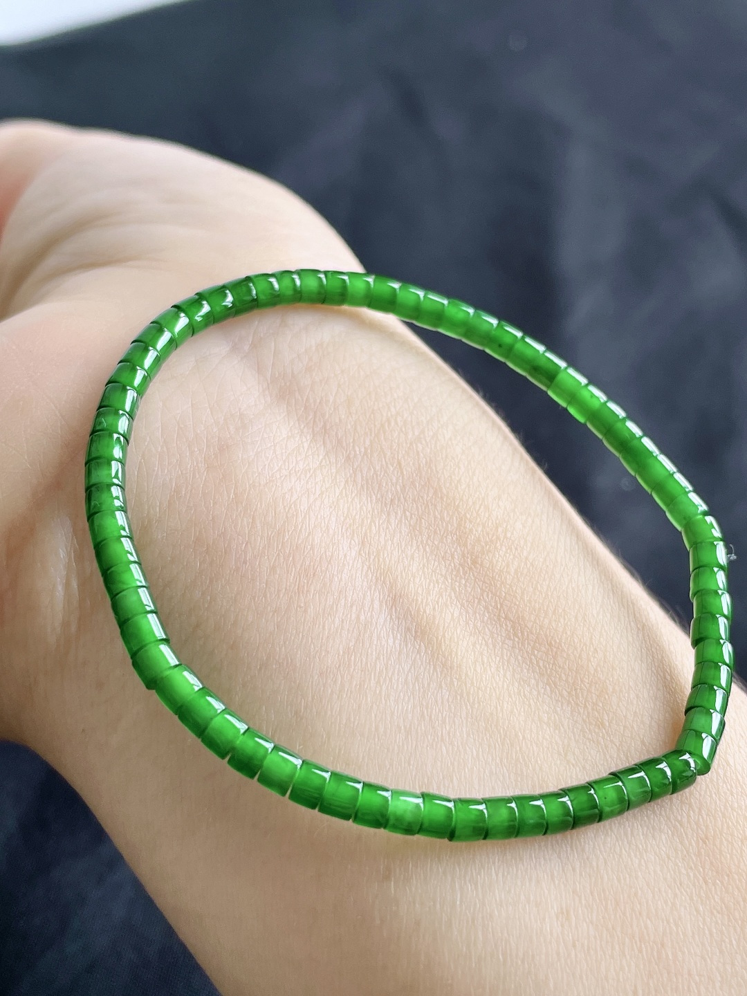 【珠子】冰辣绿手串桶珠手串 【说明】 性比高 【尺寸】3.3-2.3mm 【重量】4.2克