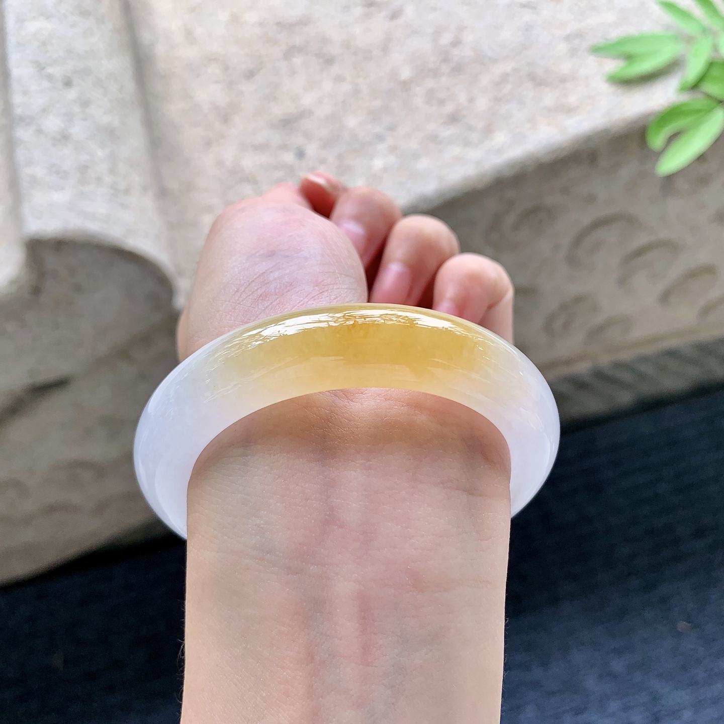 正圈53 54 圈口53.5/12.4/9.2 编码J1092210 糯冰带一抹黄翡，水润，种老，细腻，无裂