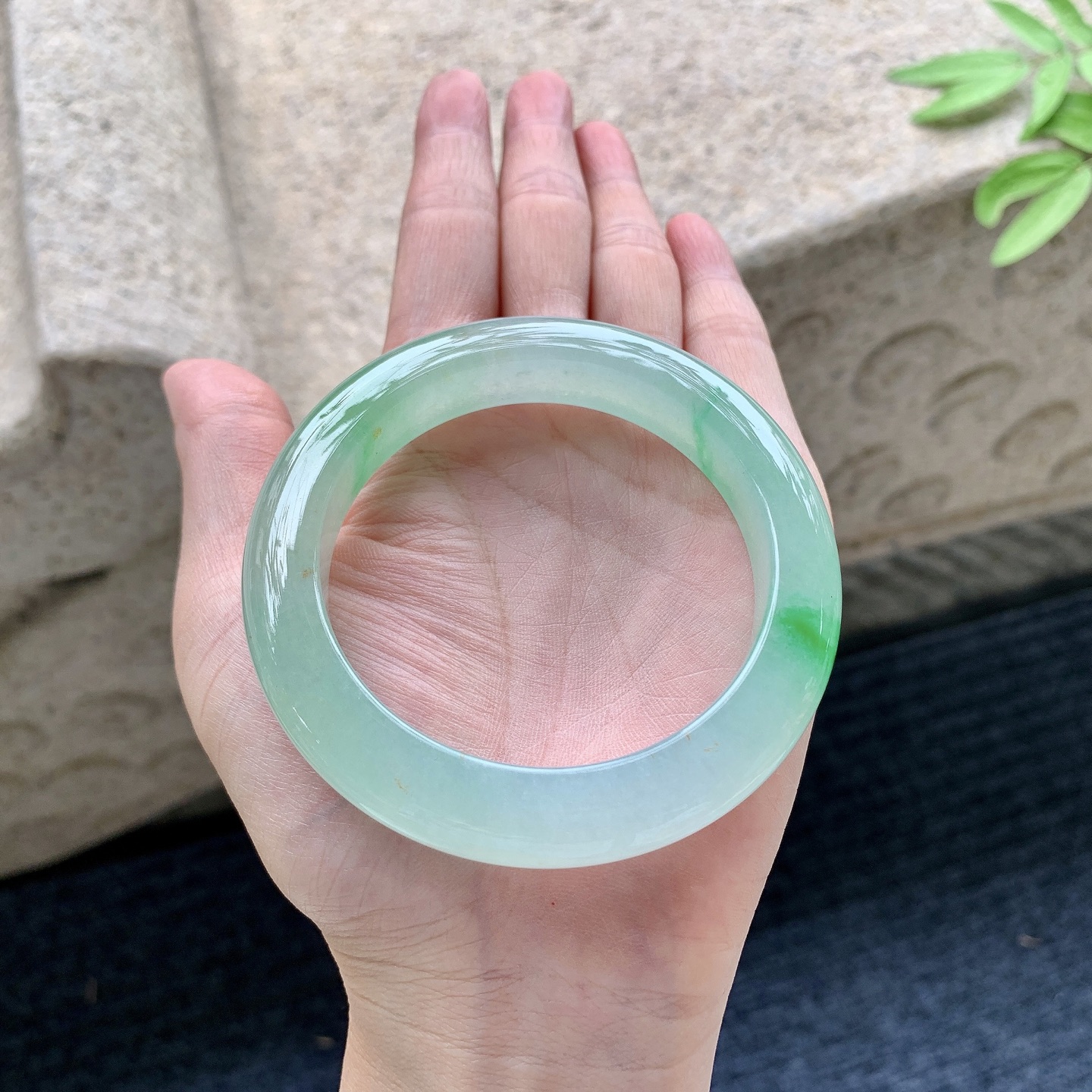 正圈54 55 圈口55.7/11.3/10 编码J1092211 糯冰飘绿，水润，种老，细腻，打灯有絮线
