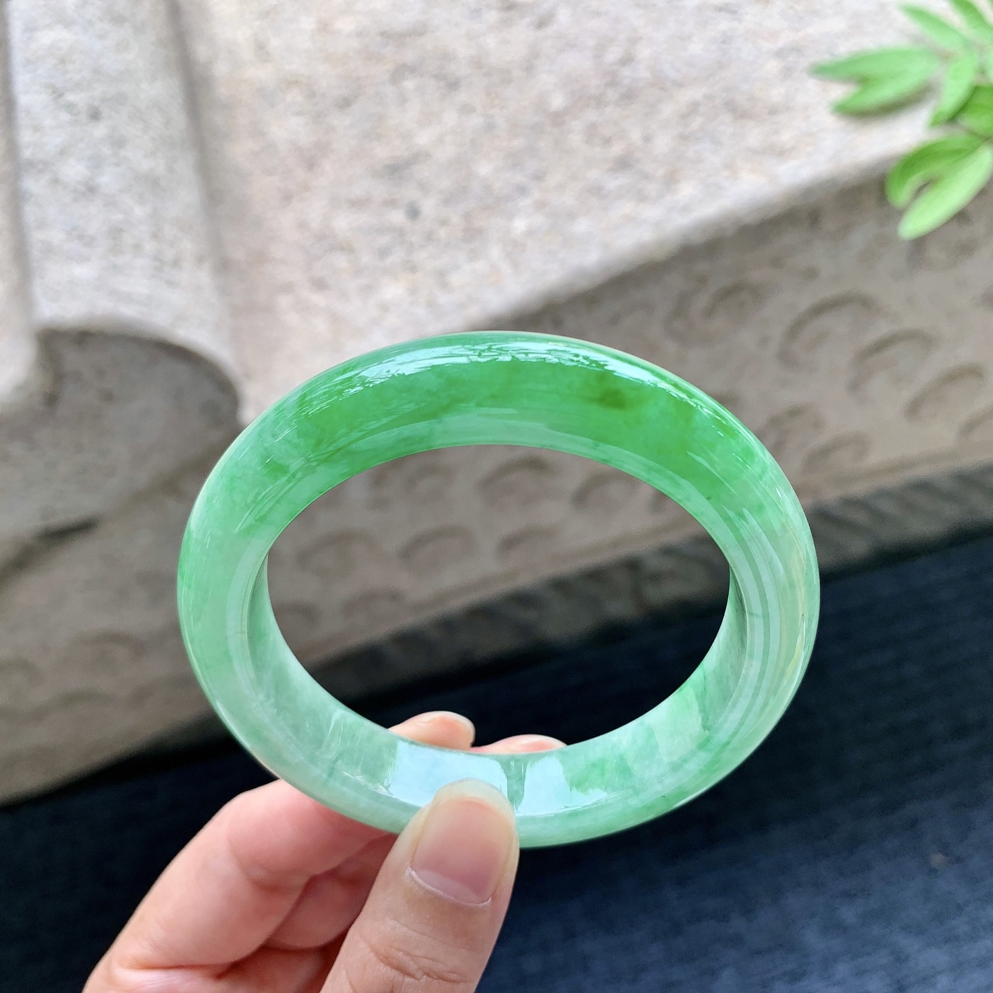 正圈55 56 圈口56.6/12.5/9.1 编码WW092232 辣绿，水润，种老，细腻，打灯有絮线