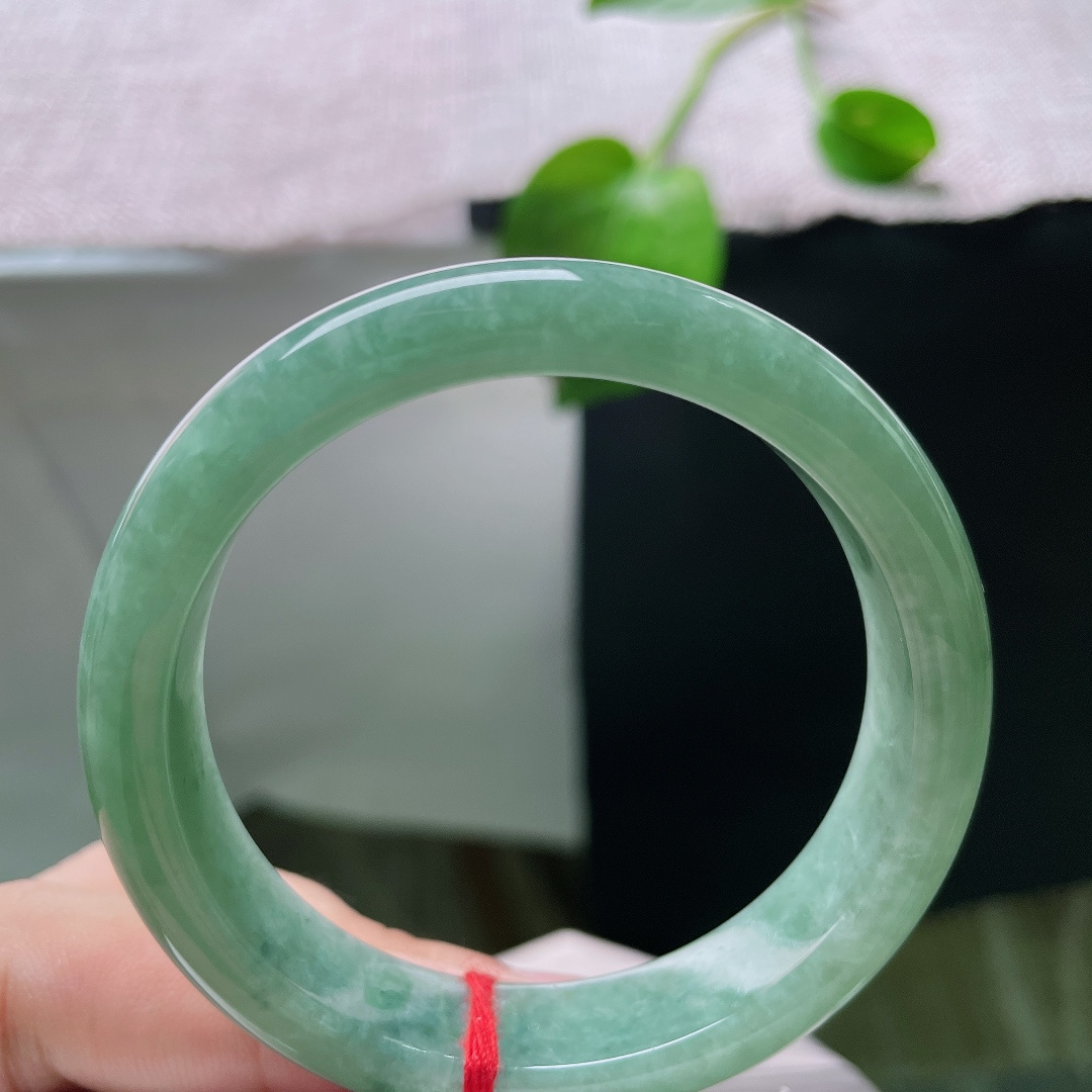 52.6/12/7.6，飘花正圈，晶体裂，细腻水润，把山水清幽都敛于腕间，沉静温柔，古韵悠然。ss57720a