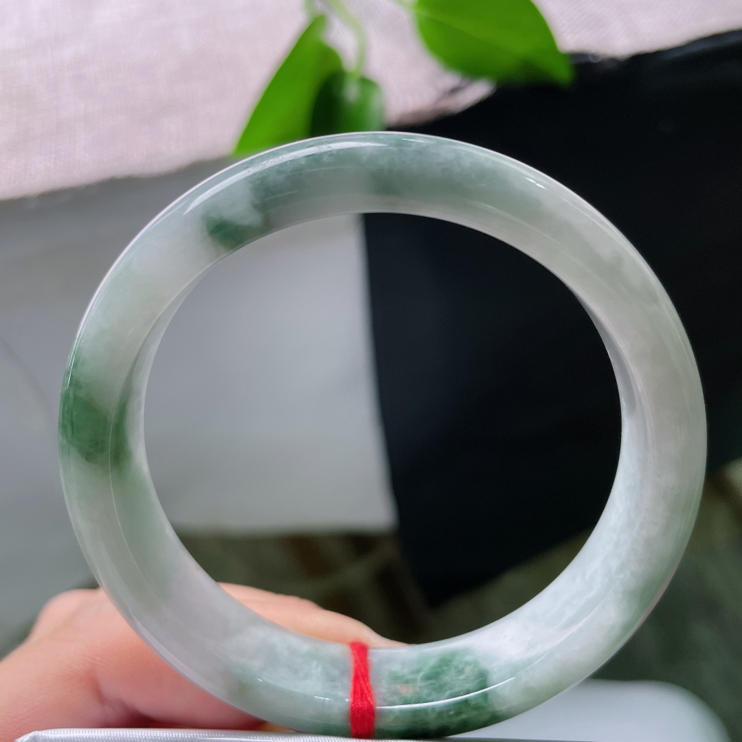 57.1/13/7.8，飘花正圈，有裂，玉质细腻， 飘花婉转绵延，如同风吹湖面漾开的浅浅涟漪。ss59571