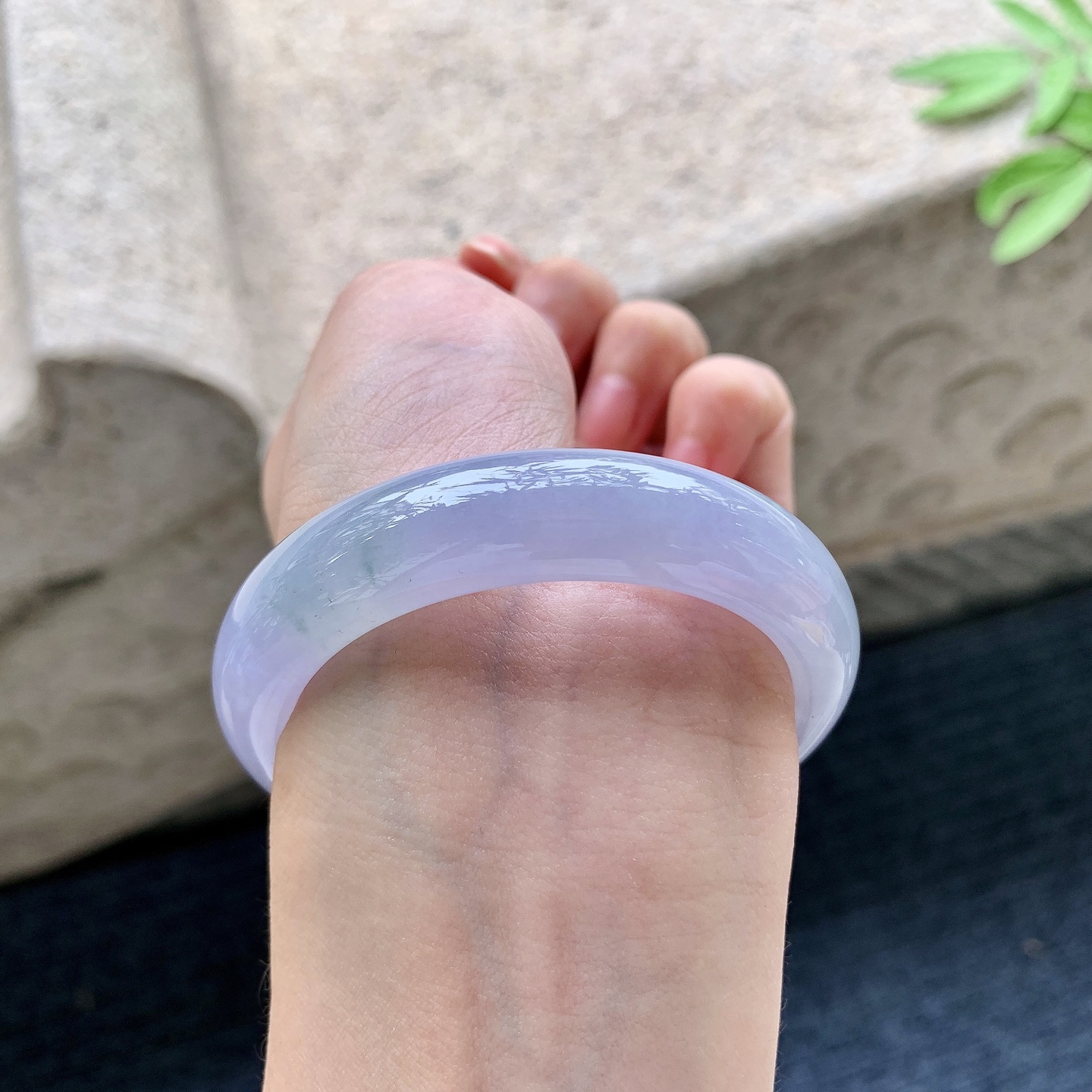 正圈50 51 圈口51.3/13/8.1 编码GJ092228 飘绿，水润，种老，细腻，无裂
