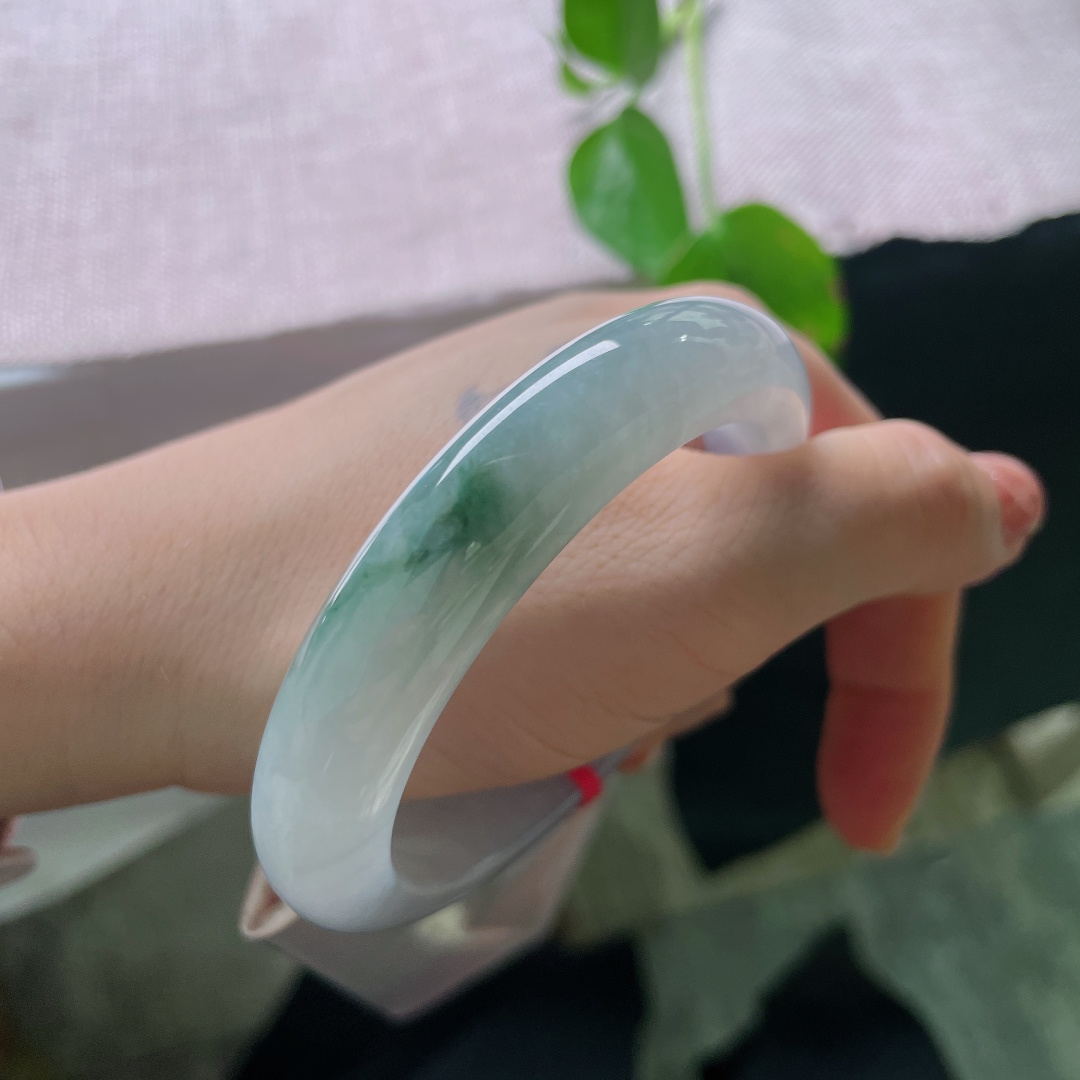 57/12.2/9.6，飘花正圈，晶体纹，素净玉身藏一抹青花，腕间清浅，静自生韵。ss59685a
