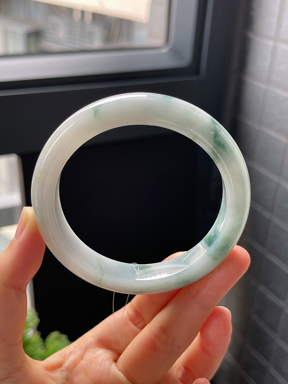 正圈57圈口，翡翠糯化种飘绿手镯