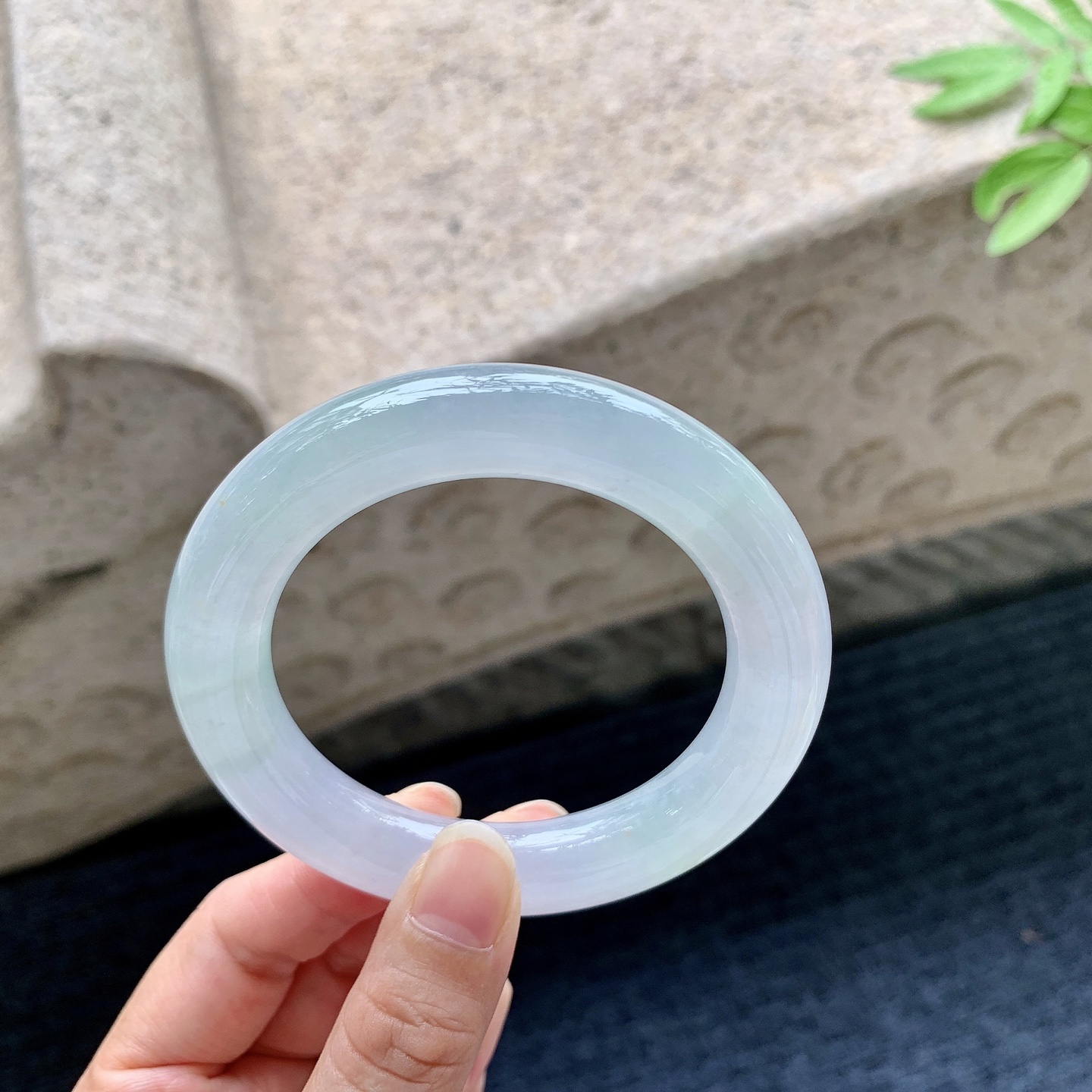 圆条53 54 圈口54.4/11.7/11.8 编码Q5092242 糯冰淡春带彩，水润，种老，细腻，无裂