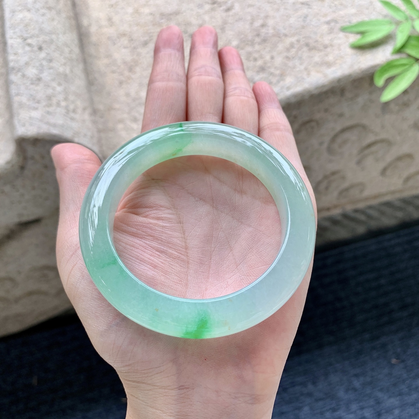 正圈54 55 圈口55.7/11.3/10 编码J1092211 糯冰飘绿，水润，种老，细腻，打灯有絮线