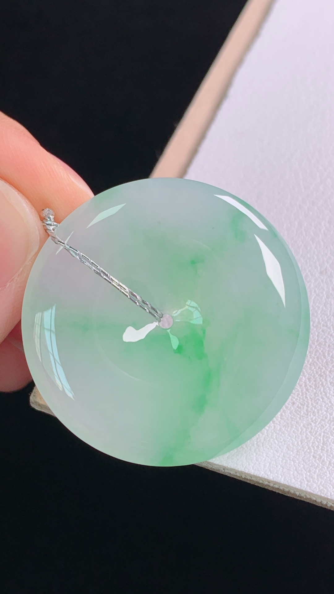 ️冰飘绿平安扣 翠色清新，清爽细腻，无裂 尺寸:33.1-5.5mm 17