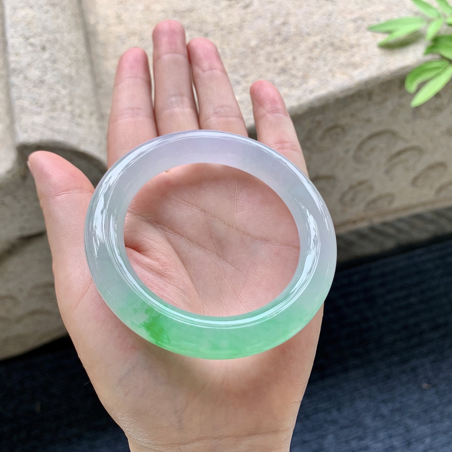 圆条52 53 圈口53.6/10.1/10.8 编码G7092208 冰飘阳绿，水润，种老，细腻，