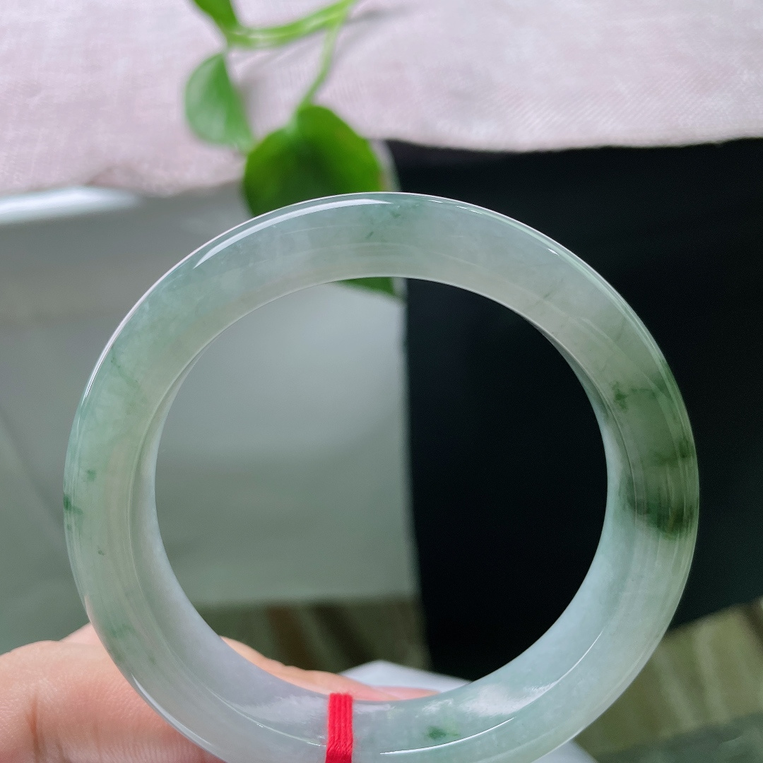 55.5/12.1/8.8，飘花正圈，无裂，寒冰为底，飘花如烟，花色悠然游走镯身。通透种质泛着柔和光泽，腕间一抹清冷诗意。ss59738a