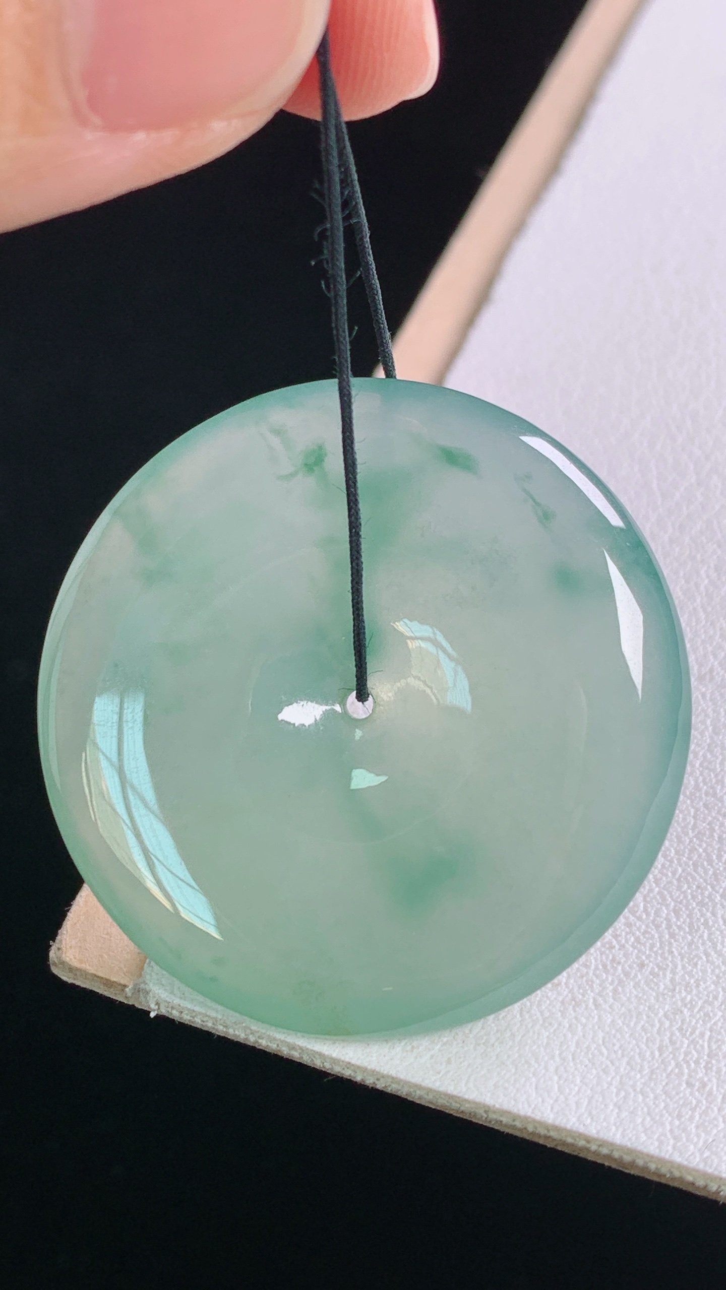 冰晴飘花平安扣 种色兼备，花色灵动，无裂 尺寸:34.7-6.0mm 18
