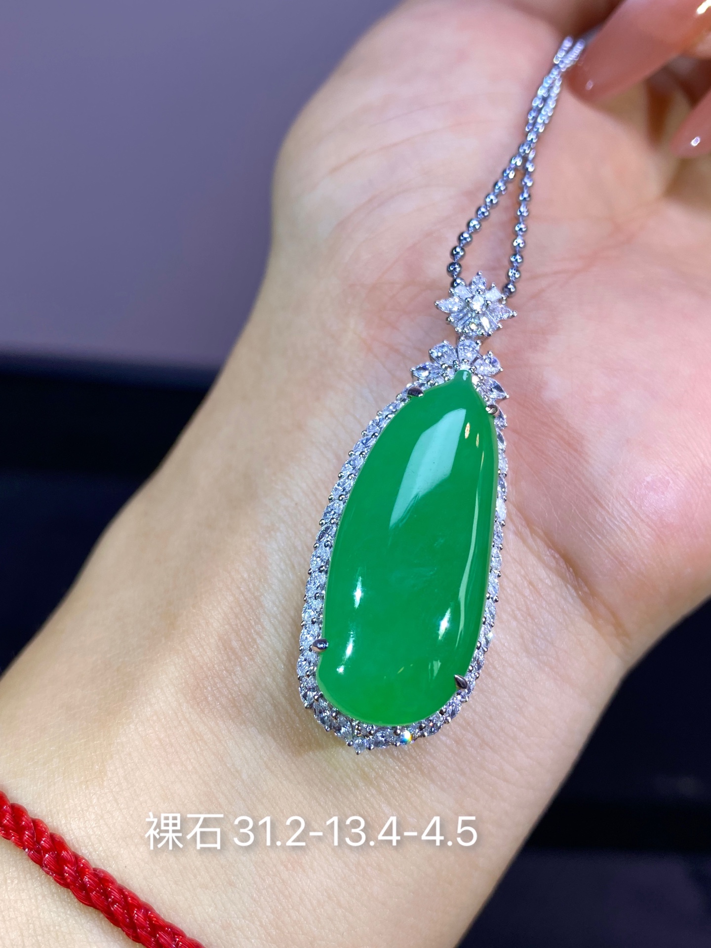 满绿福瓜吊坠 整体：44.9-16.5-14.4 裸石：31.2-13.4-4.5 02XB2609