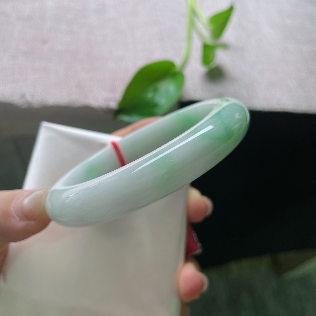 57.6/12.4/9.4飘绿正圈，俏丽多姿，水头好，料子细腻，落落大方，皮纹，ss57071a