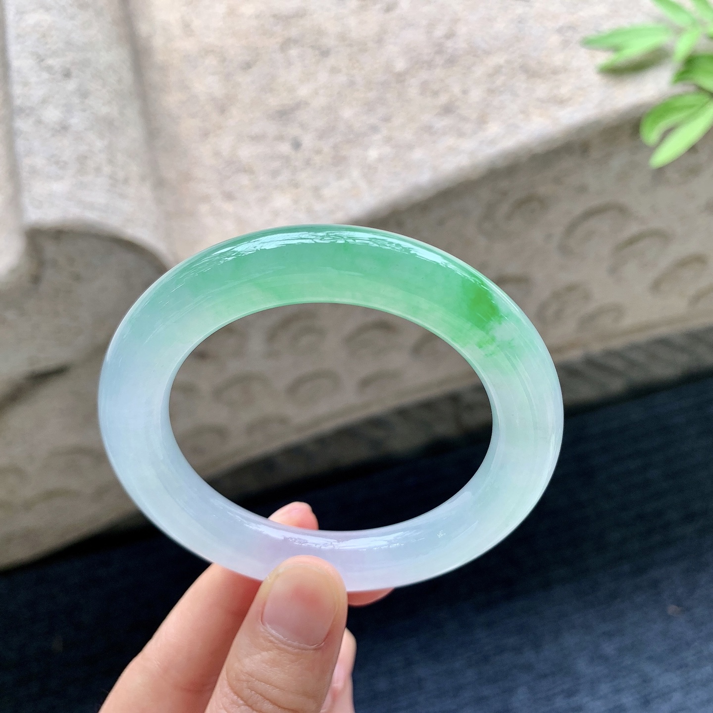 圆条52 53 圈口53.6/10.1/10.8 编码G7092208 冰飘阳绿，水润，种老，细腻，无裂