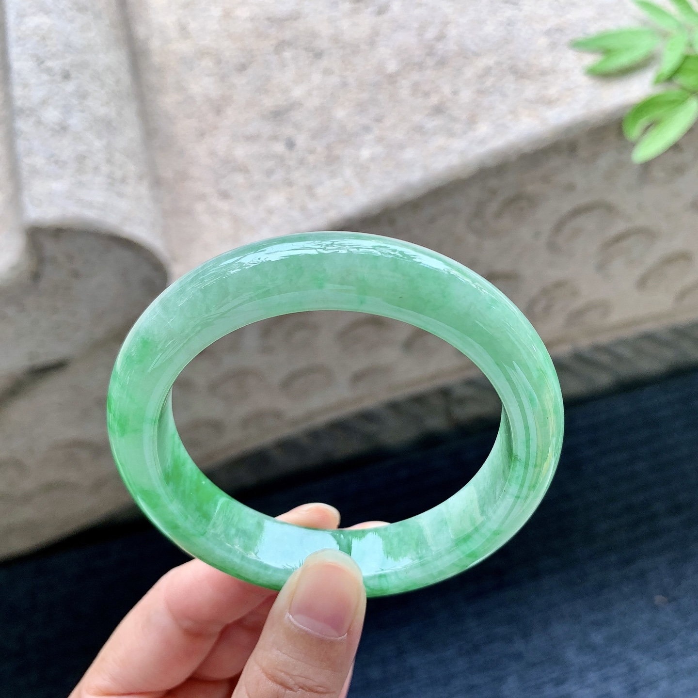 正圈55 56 圈口56.6/12.5/9.1 编码WW092232 辣绿，水润，种老，细腻，打灯有絮线