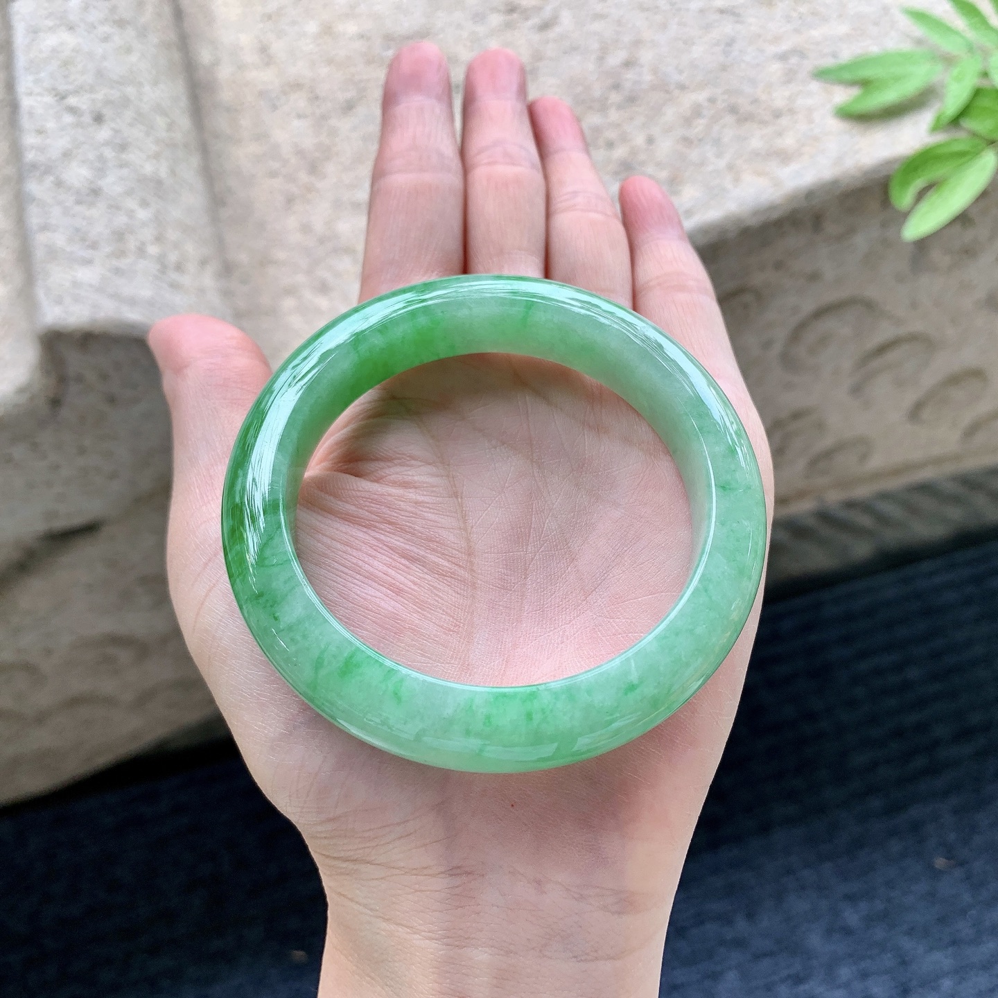 正圈55 56 圈口56.6/12.5/9.1 编码WW092232 辣绿，水润，种老，细腻，打灯有絮线