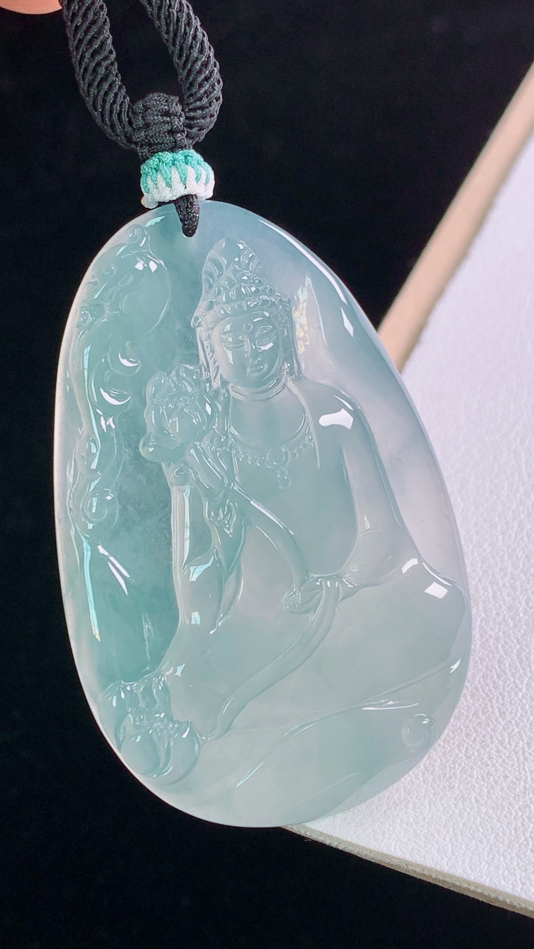 冰蓝大势至观音，色泽淡雅，清透起光，无裂，尺寸:52.4-33.3-4.9mm 17