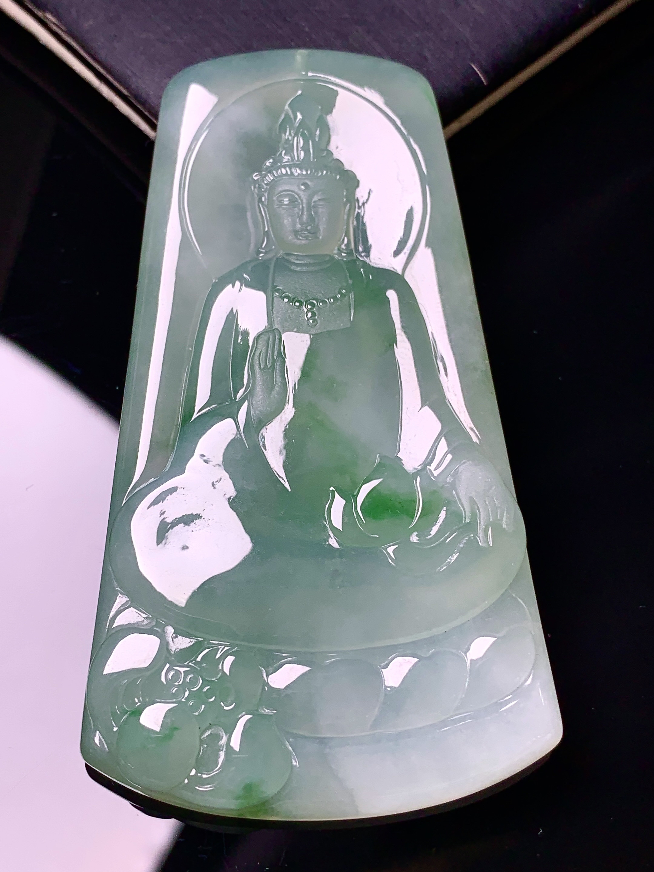飘绿观音菩萨吊坠 玉质细腻 色泽艳丽清新 水润亮眼 整体尺寸66.2*37.6*5.8 d1