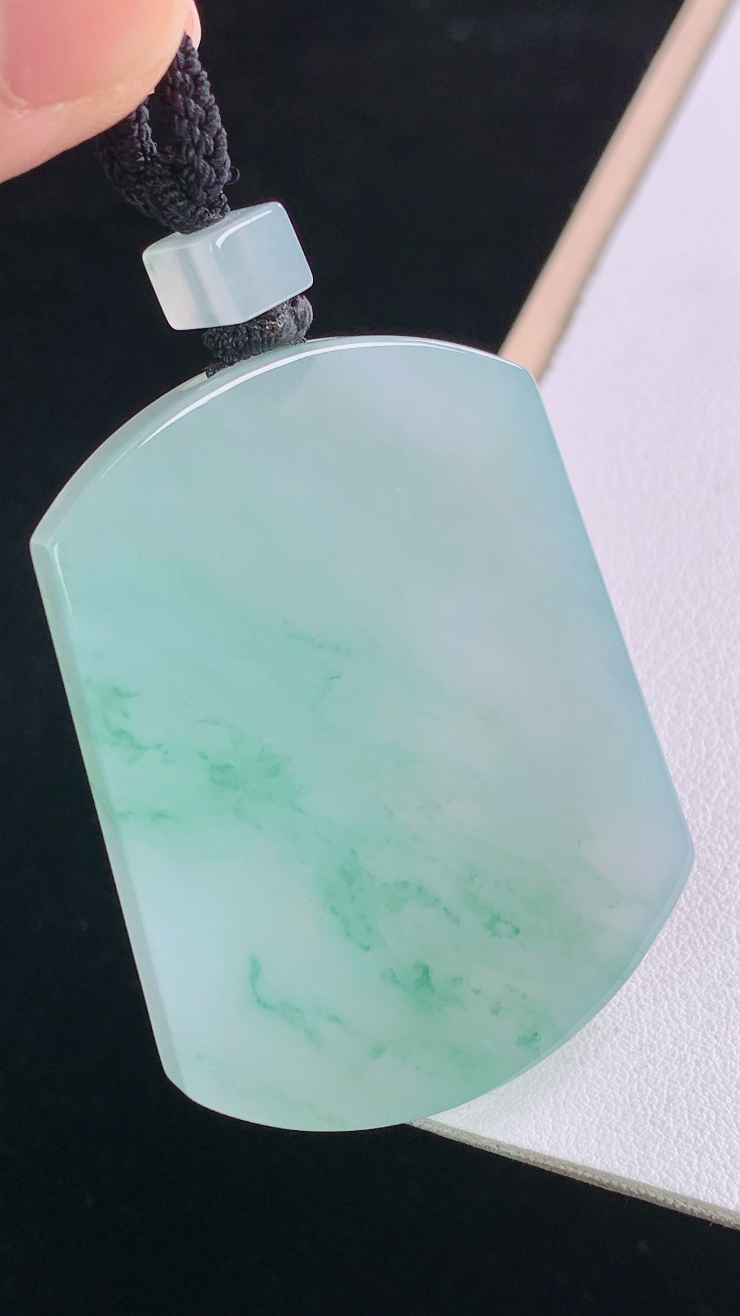 ️冰种飘花仿古无事牌，花色灵动，水润清爽，无裂，尺寸:50.8-38.8-5.5mm 18