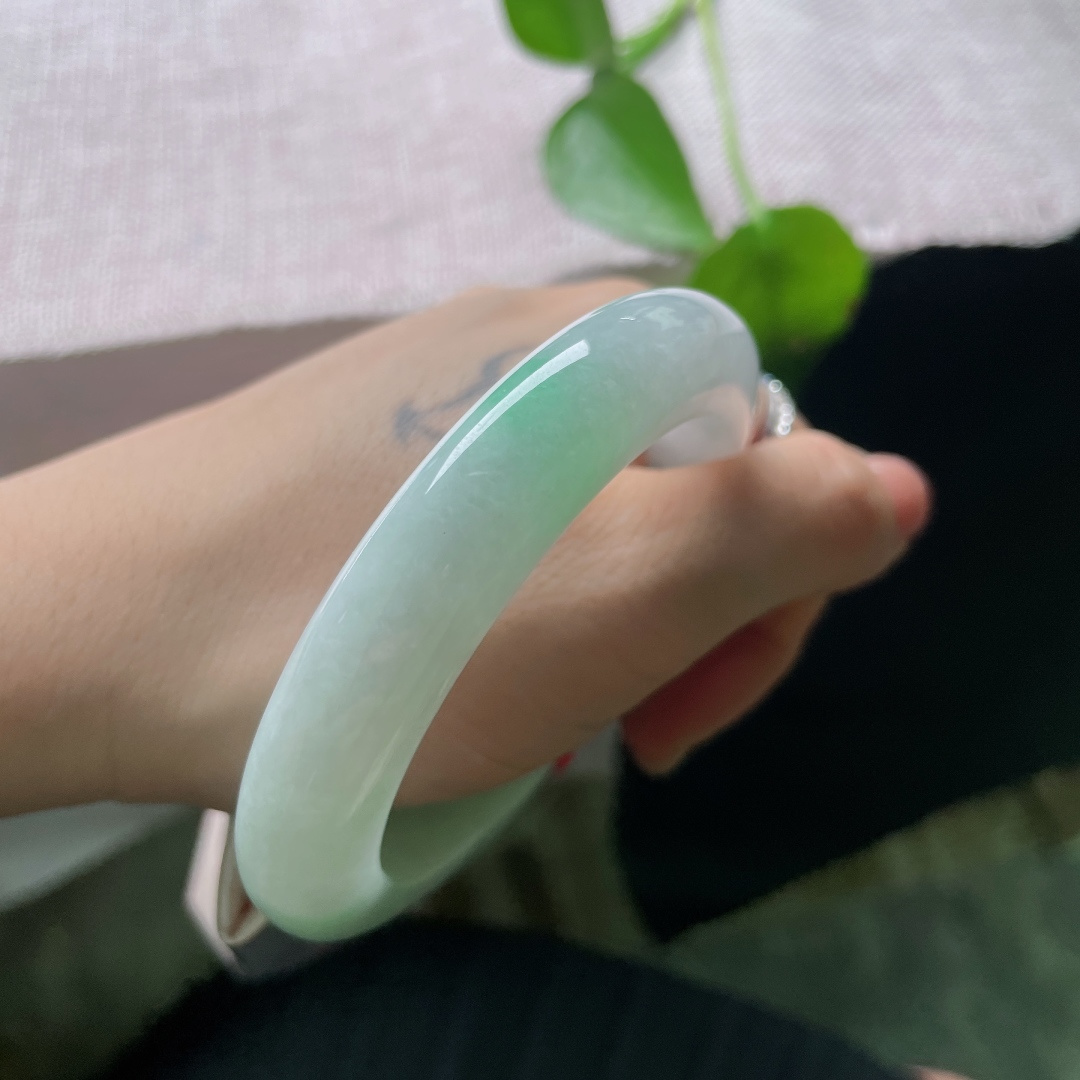57/11.6/9.8，飘绿正圈，无裂，清浅翠色环绕镯身，水光温润内敛，简约素净，褪去浮华，尽显温婉恬淡的东方气韵。ss59783a