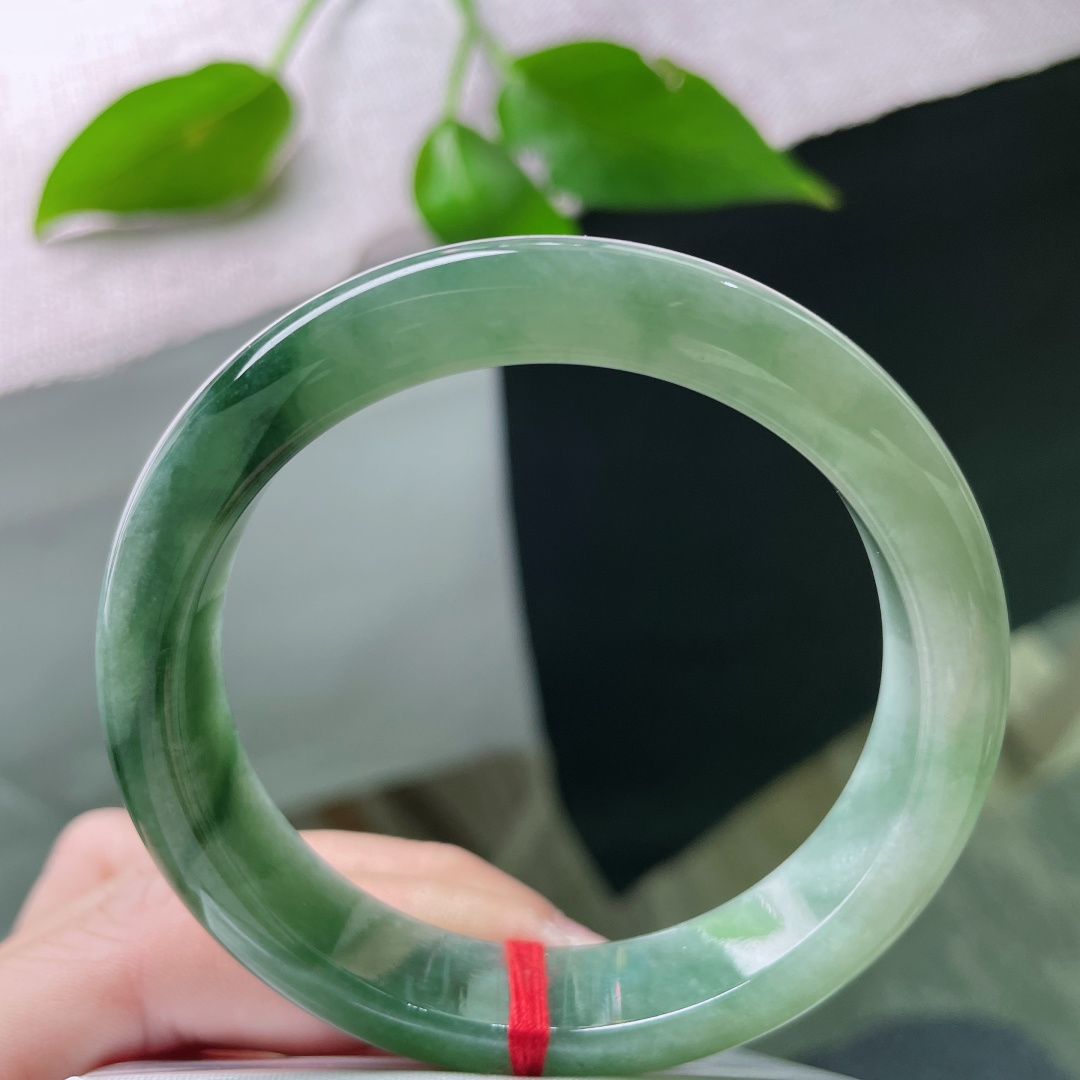 54.6/11.7/7.9，油绿正圈，飘花点缀，海草一般摇曳生姿，水头好，细腻，无裂，ss59759a