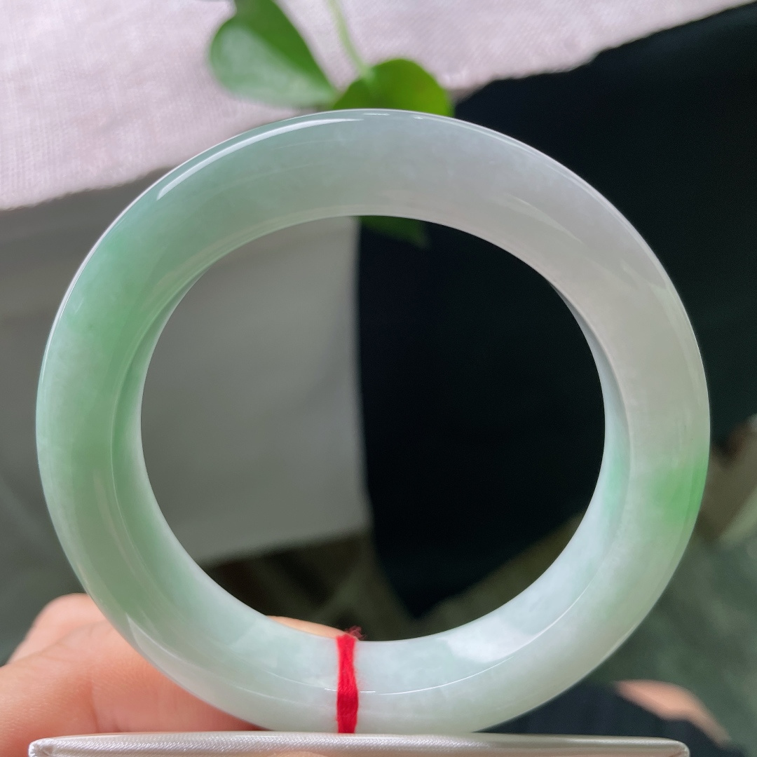 57/11.6/9.8，飘绿正圈，无裂，清浅翠色环绕镯身，水光温润内敛，简约素净，褪去浮华，尽显温婉恬淡的东方气韵。ss59783a