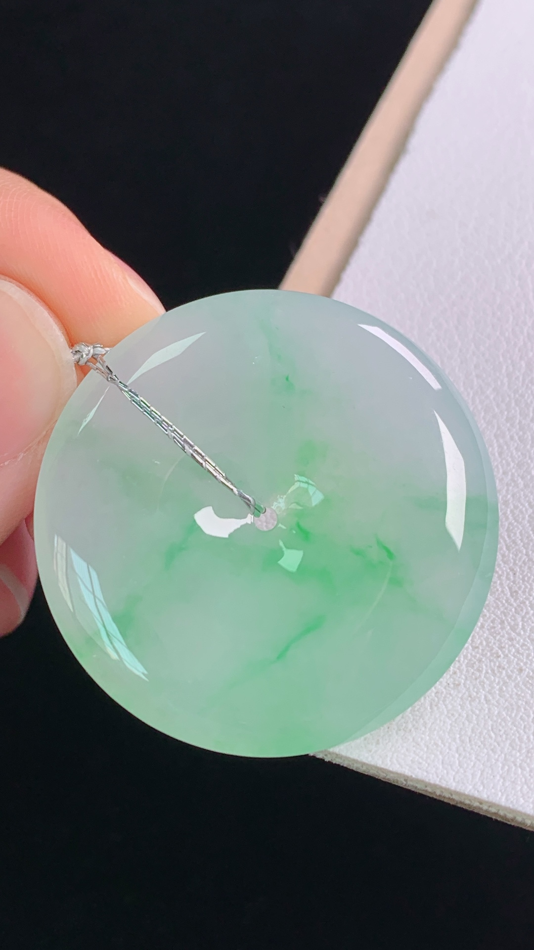 ️冰飘绿平安扣 翠色清新，清爽细腻，无裂 尺寸:33.1-5.5mm 17