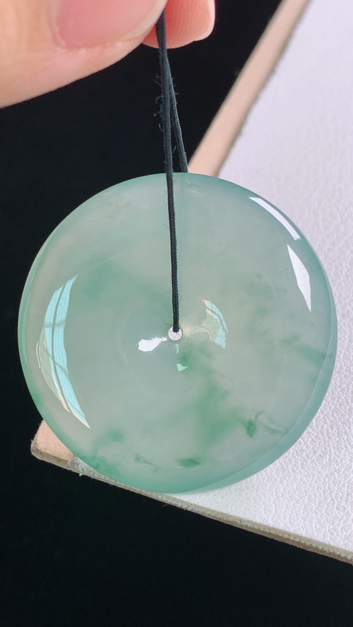 冰晴飘花平安扣 种色兼备，花色灵动，无裂 尺寸:34.7-6.0mm 18