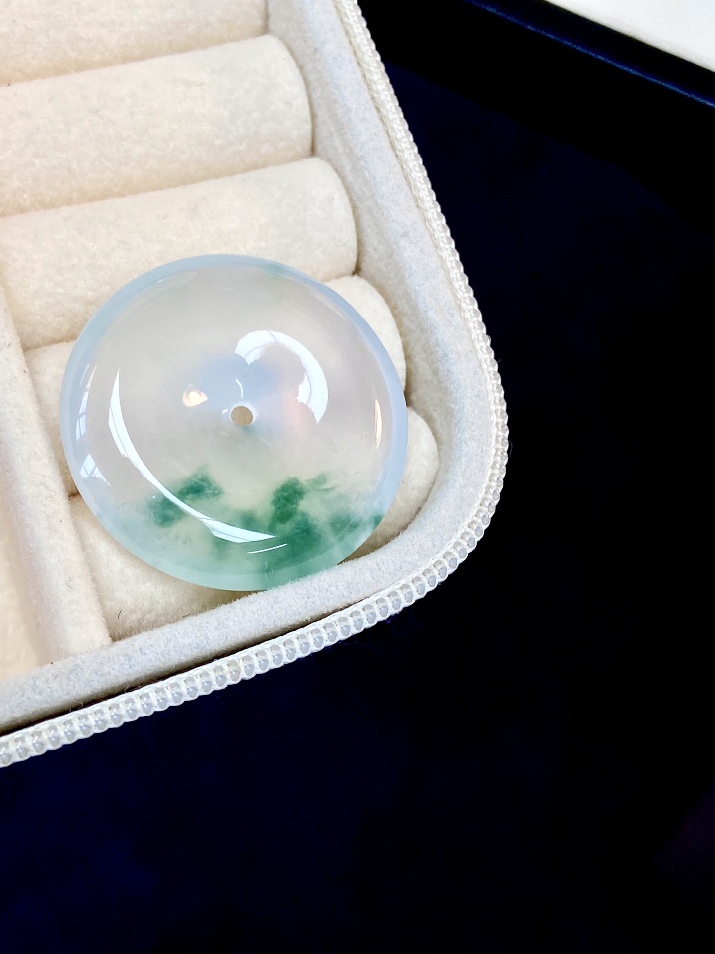 ️高冰种飘花平安扣吊坠，种水色，丝缕飘花 添几分韵味 不寡淡，灵韵雅致，镶枚吊坠简直不要太好看了，裸石：28-6.6mm，无裂。