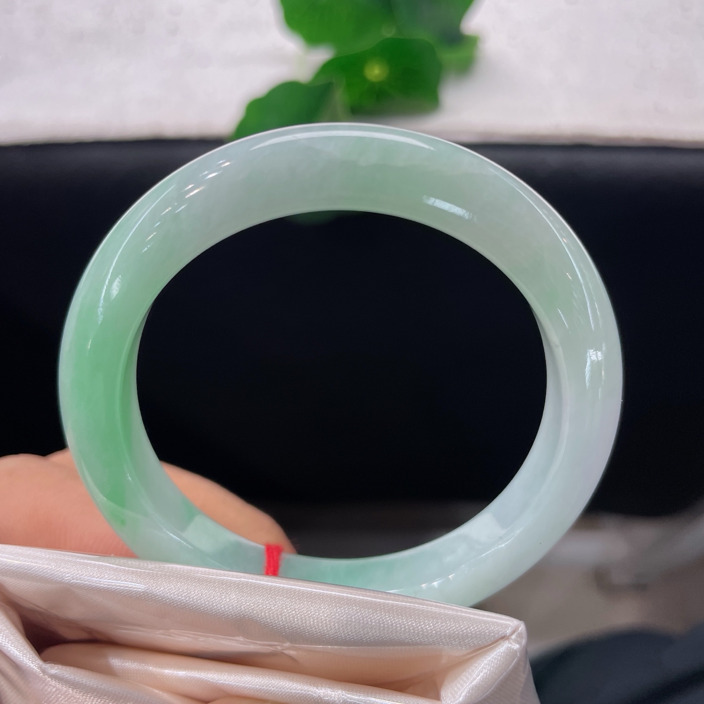 天然翡翠手镯 圈口50/9/7.3，白底青正圈，50/51可戴，一抹清新翠色，温润入骨，微纹裂上手无视