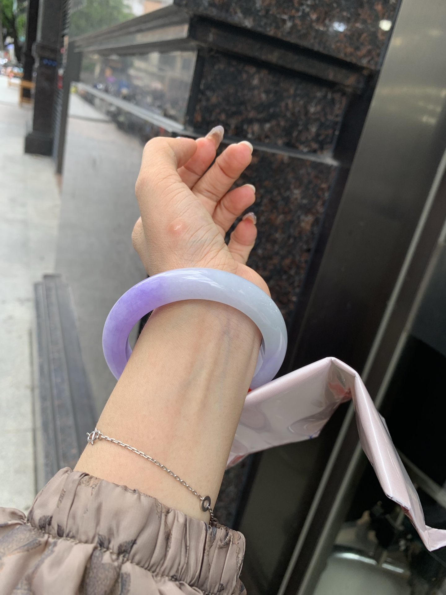浓紫春彩正圈 60-9.9-12.7 0522-N792 打灯细纹，烟雨入春俏，彩祥出云端，一抹淡果绿色碰上浓妆艳抹妖紫，像是融化了春天，所有美好交织在一起，上手贵气显眼