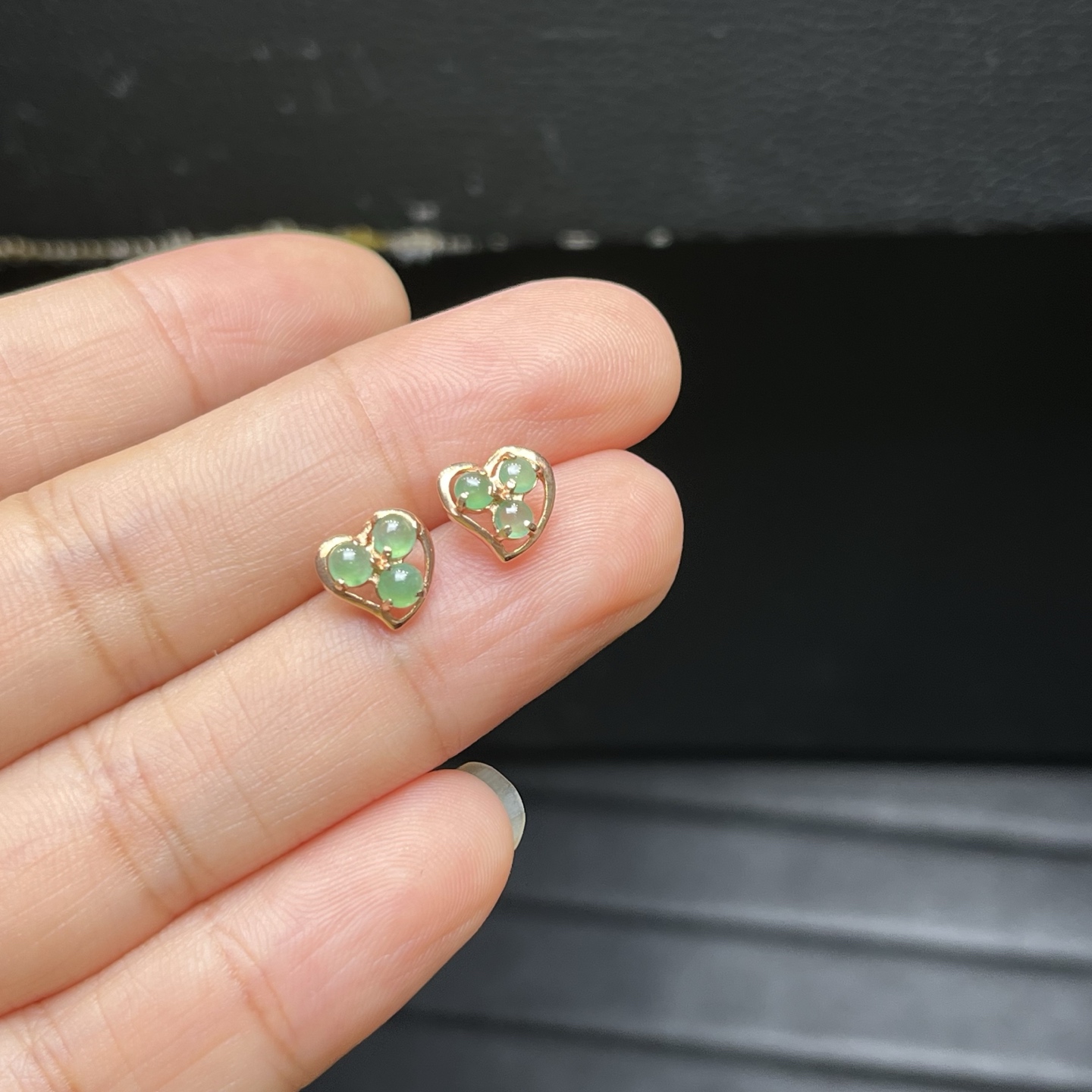 925银镶冰种满绿小爱心耳钉，种水好，蛋面尺寸2.8，一对，亏本出
