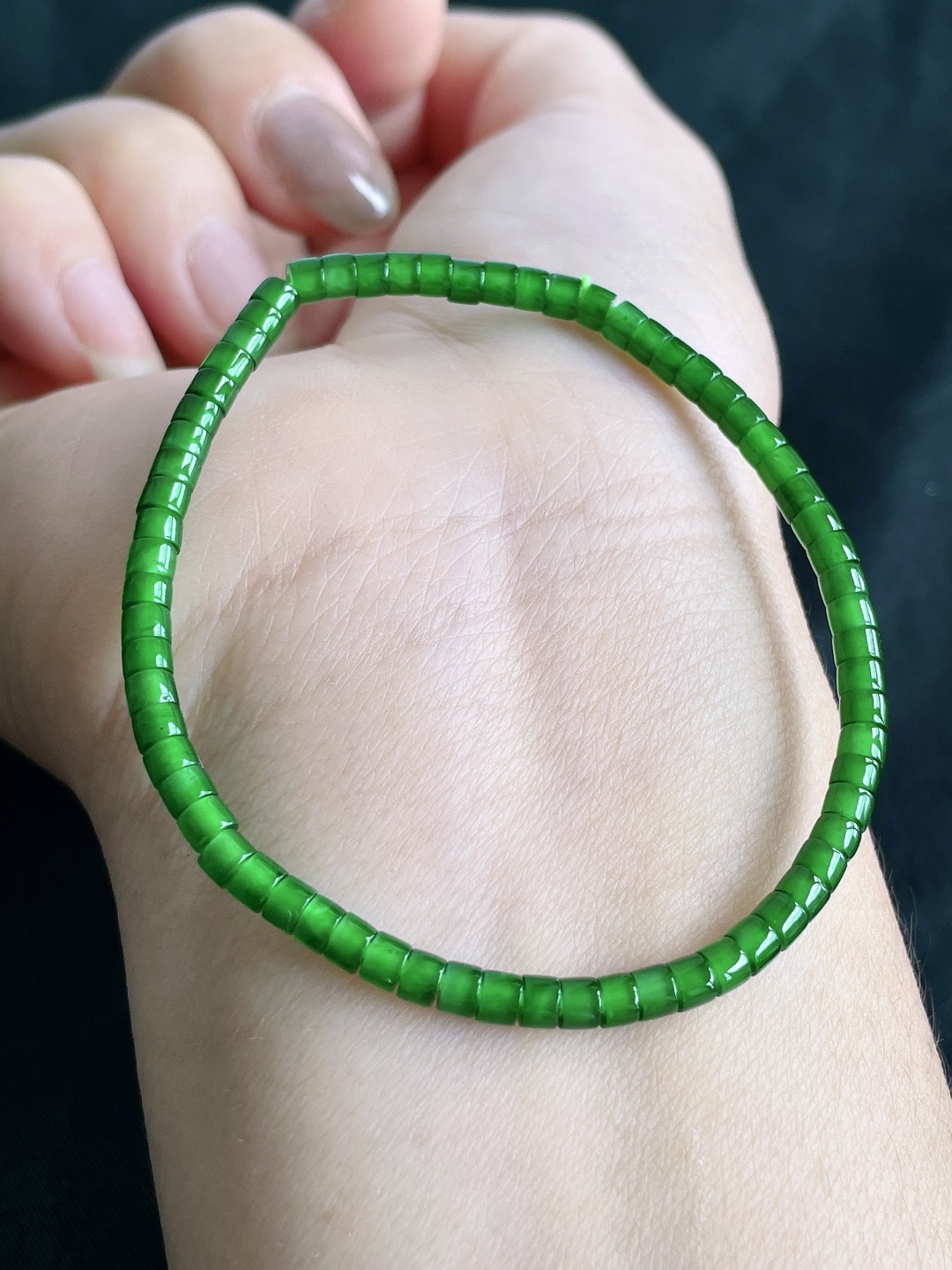 【珠子】冰辣绿手串桶珠手串 【说明】 性比高 【尺寸】3.3-2.3mm 【重量】4.2克
