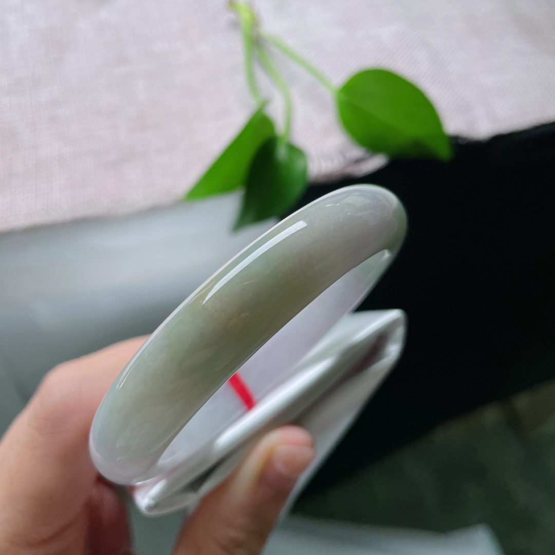 56.6/12.3/8.5，春彩正圈，晶体，冰润底色氤氲淡淡紫韵，糅合清新翠色与一缕浅黄，三色温柔交融，气韵清雅。ss59671a
