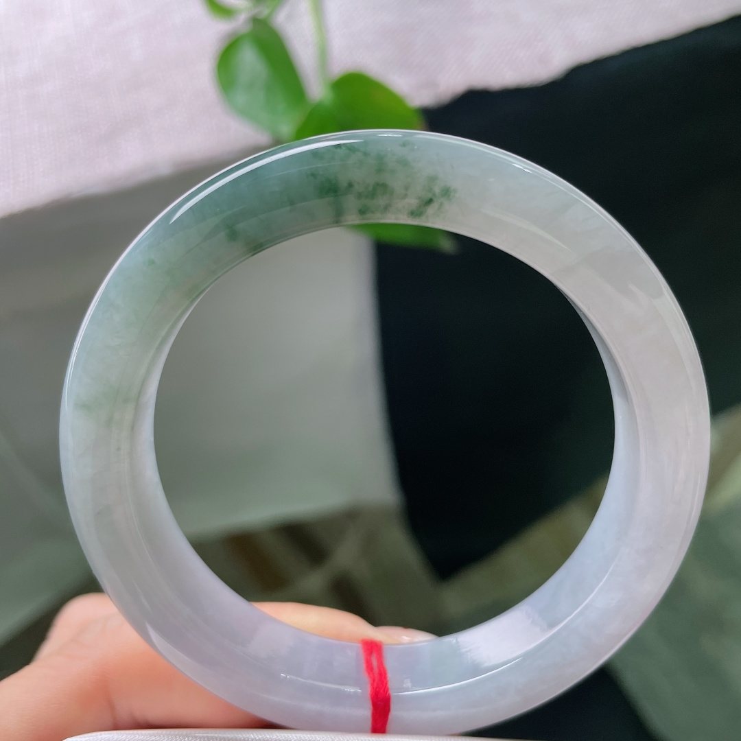 57/12.2/9.6，飘花正圈，晶体纹，素净玉身藏一抹青花，腕间清浅，静自生韵。ss59685a