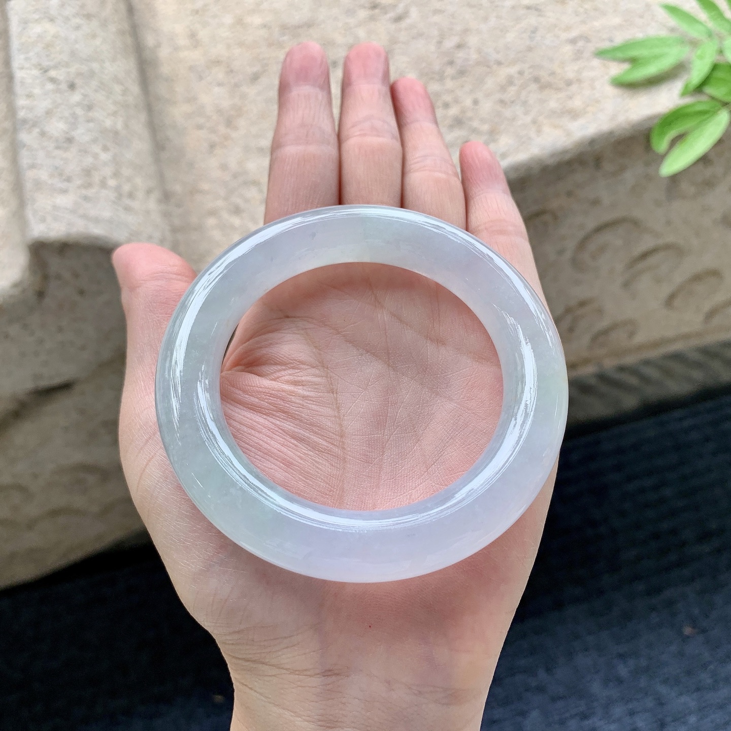 圆条53 54 圈口54.4/11.7/11.8 编码Q5092242 糯冰淡春带彩，水润，种老，细腻，无裂