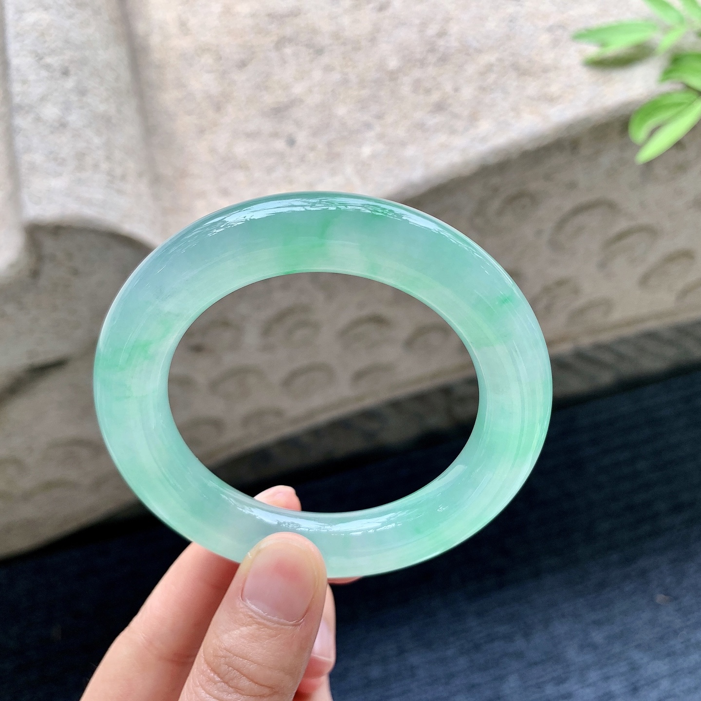 圆条53 54 圈口54/12/11.8 编码J1092209 冰飘阳绿，水润，种老，细腻，打灯有絮线