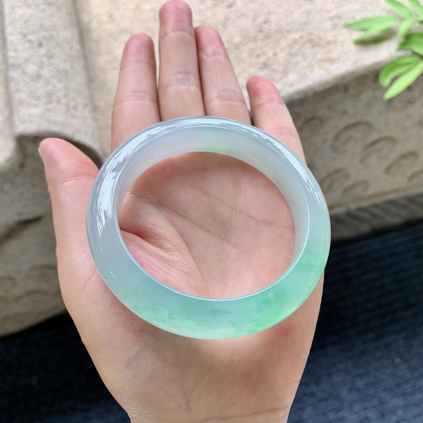 正圈53 54 圈口54.6/12.8/9.1 编码G7092202 冰糯飘阳绿，水润，种老，细腻，打灯有絮线