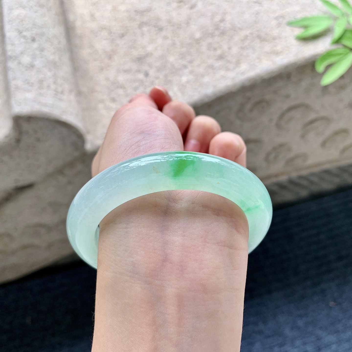 正圈54 55 圈口55.7/11.3/10 编码J1092211 糯冰飘绿，水润，种老，细腻，打灯有絮线