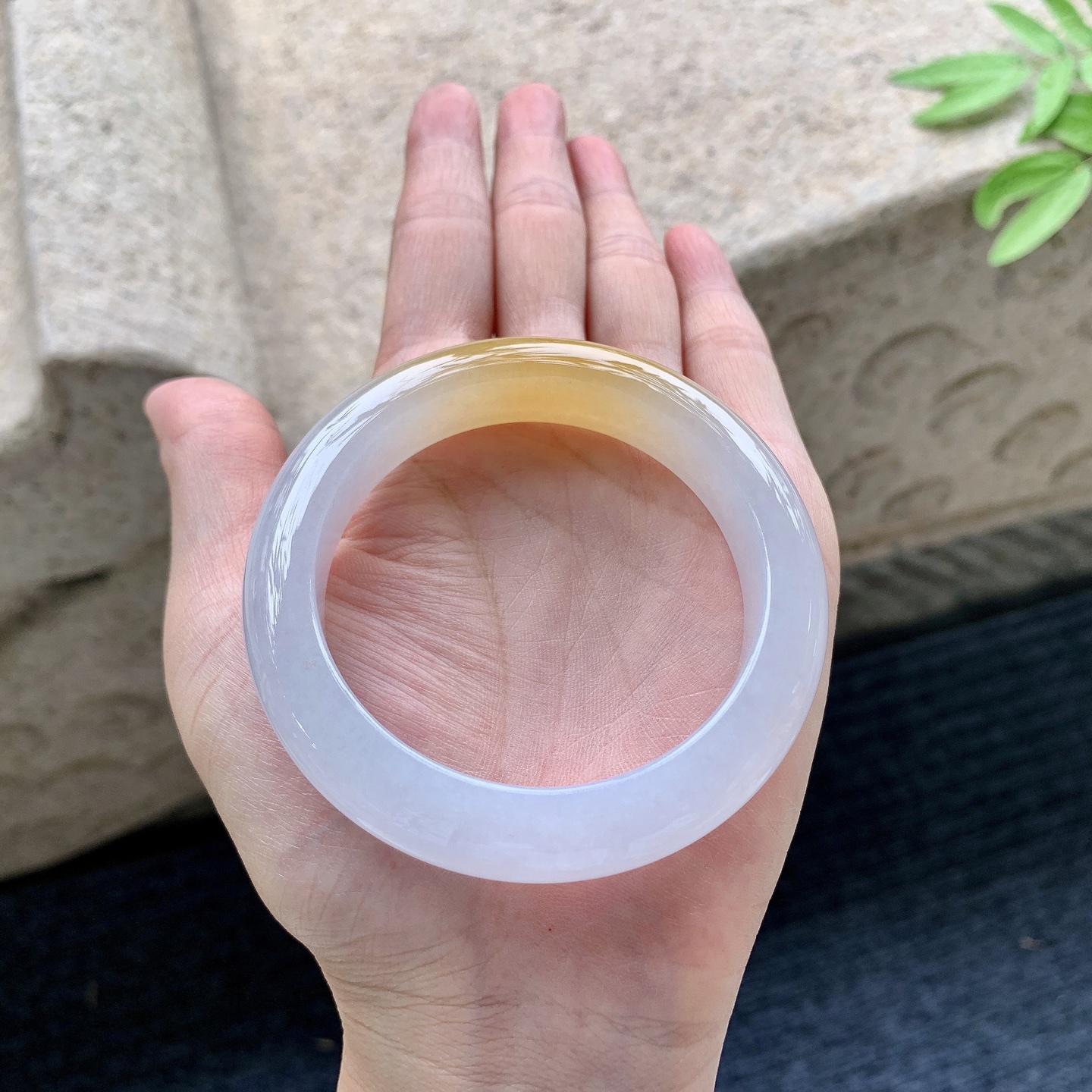 正圈53 54 圈口53.5/12.4/9.2 编码J1092210 糯冰带一抹黄翡，水润，种老，细腻，无裂