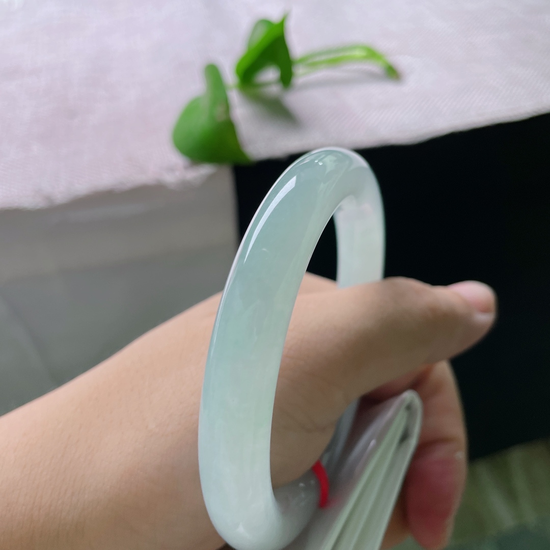 55.6/10，冰种圆条，通体莹润泛淡青柔光，素净通透，自带清逸温婉气质，上手清爽百搭，无裂。ss59694a