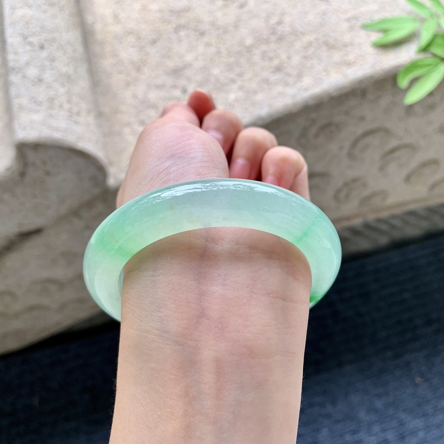 正圈54 55 圈口55.7/11.3/10 编码J1092211 糯冰飘绿，水润，种老，细腻，打灯有絮线