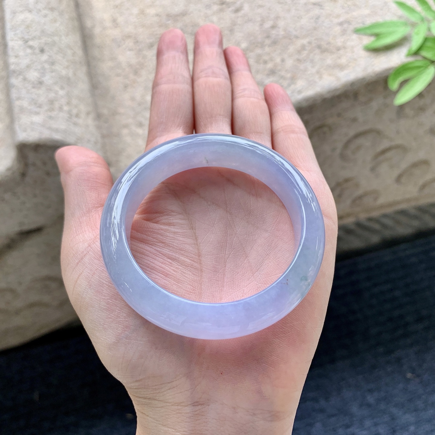 正圈50 51 圈口51.3/13/8.1 编码GJ092228 飘绿，水润，种老，细腻，无裂