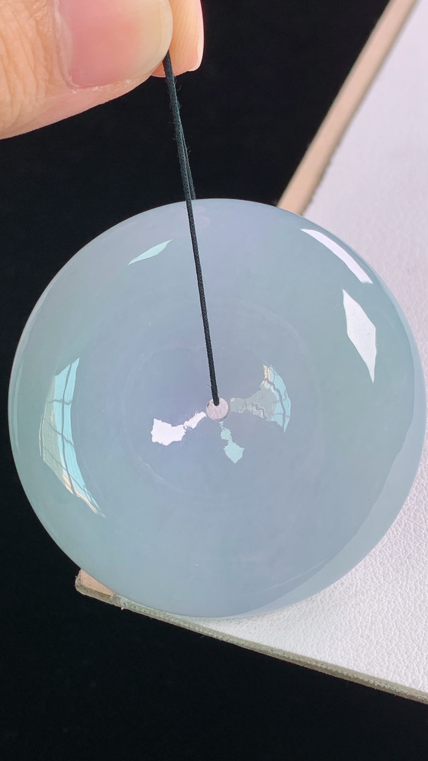 春彩平安扣 色彩丰富，种老起胶，无裂 尺寸:48.5-12.2mm 18